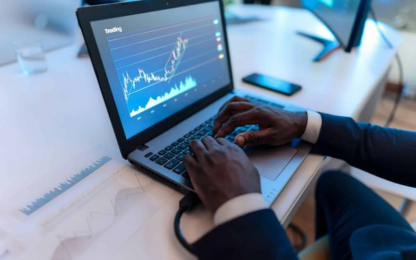 Devenir un trader rentable : étapes essentielles à suivre